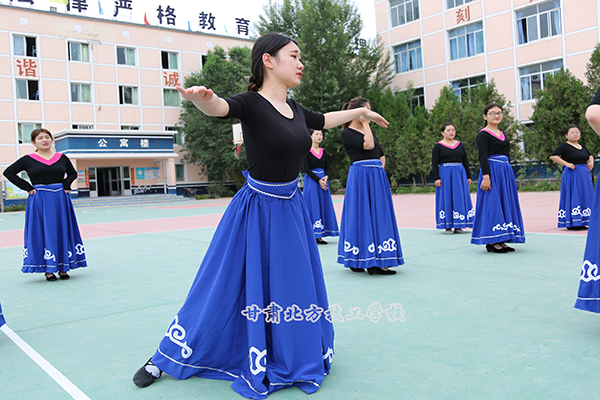 兰州中专学校快乐学艺，舞动精彩—技工学校幼儿教育专业舞蹈课堂展示