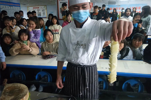 兰州烹饪技校介绍女生学烹饪专业前途怎么样？