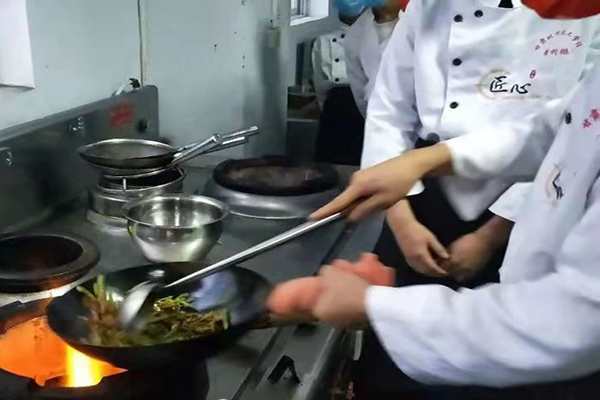 初中上技校选择甘肃北方技工学校学厨师专业