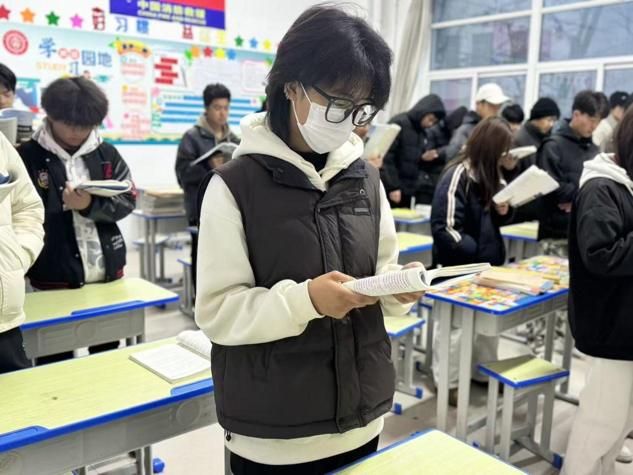 校园文字拼图・课桌旁札 | 笔尖落下，皆是青春